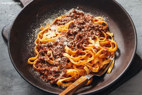 Aggiunta del latte al ragù
