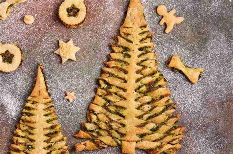 Albero di Natale di Pasta Sfoglia con Pesto e Pomodorini