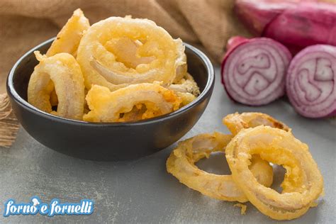 Anelli di cipolla pronti da mangiare