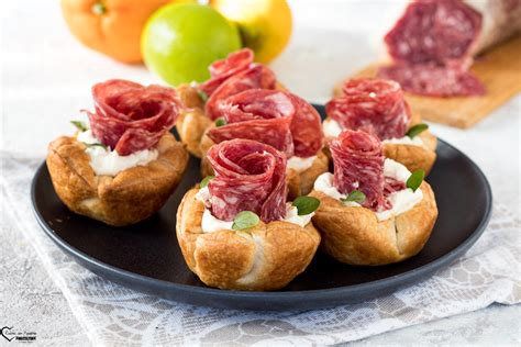 Antipasto con pasta sfoglia, salame e formaggio