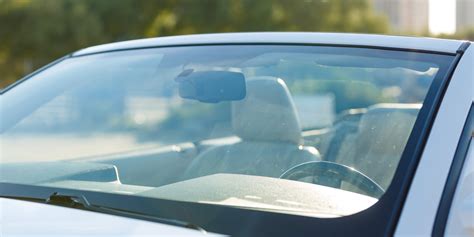 Applicazione di polish sul parabrezza auto