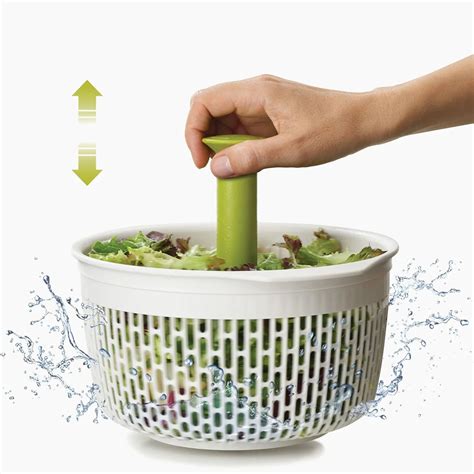 Asciugare l'insalata con una centrifuga