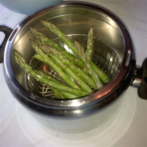 Asparagi bolliti in pentola
