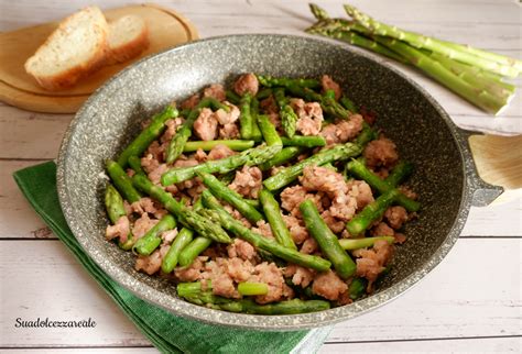 Asparagi e salsiccia in padella