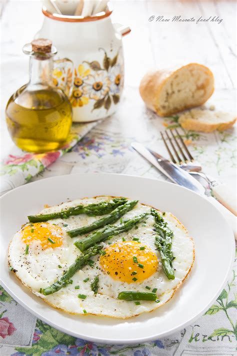 Asparagi e uova al tegamino