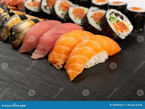 Assortimento di sushi e nigiri