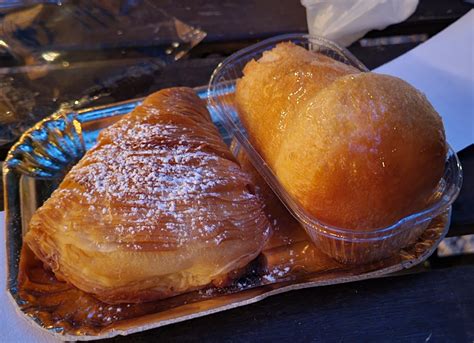 Babà e sfogliatella