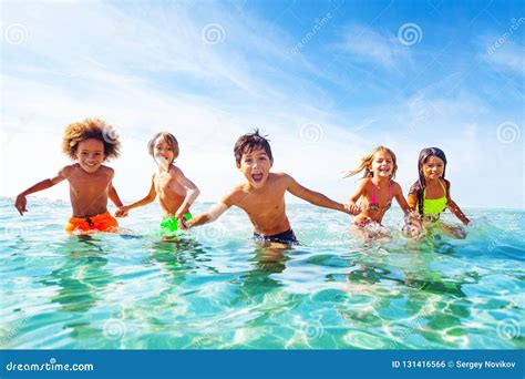 Bambini che giocano in acqua