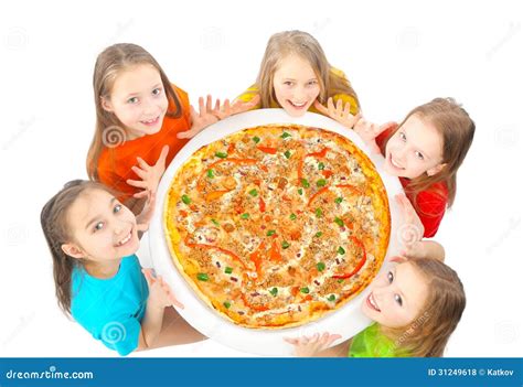 Bambini che mangiano la pizza
