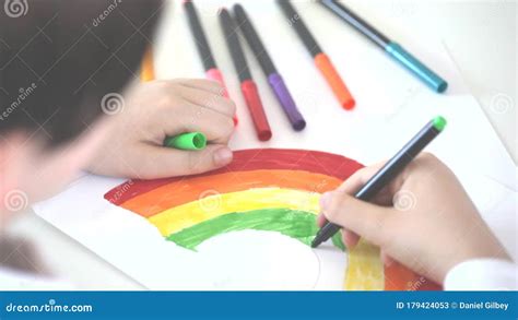 Bambino che colora un'insalata