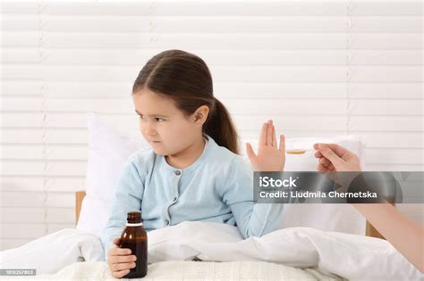 Bambino che prende lo sciroppo