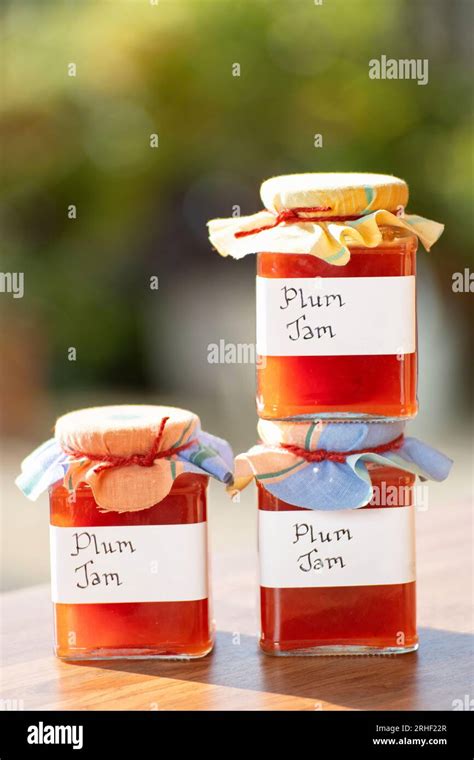 Barattoli di marmellata con tessuto e nastro
