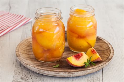 Barattoli di pesche sciroppate