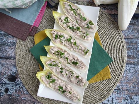 Barchette di Indivia con Mousse di Formaggi