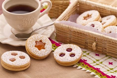 Biscotti Tirolesi con Confettura di Fragole