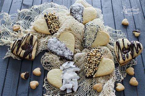 Biscotti a cuore decorati con cioccolato