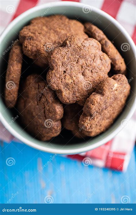 Biscotti al cioccolato a forma di fiore