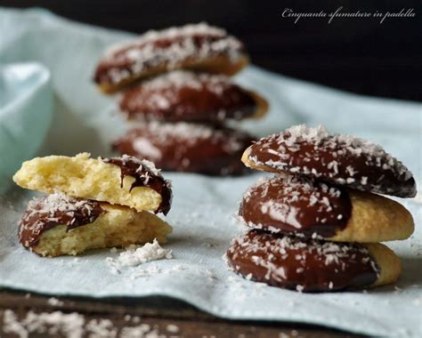 Biscotti al cocco ricoperti di cioccolato