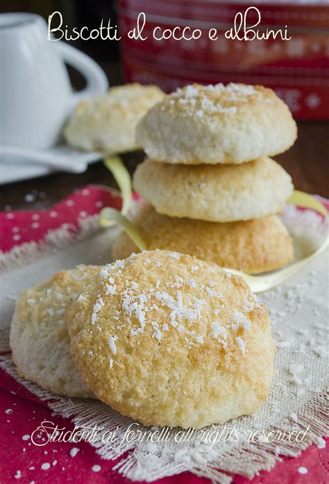 Biscotti al cocco serviti con caffè