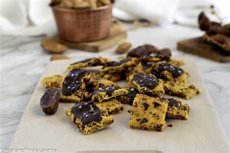 Biscotti con datteri e mandorle