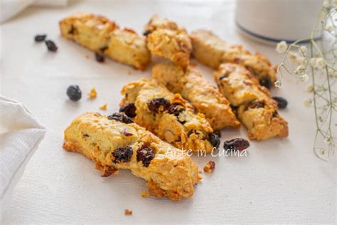 Biscotti con frutta secca e uvetta