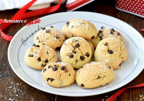 Biscotti con gocce di cioccolato pronti per essere infornati