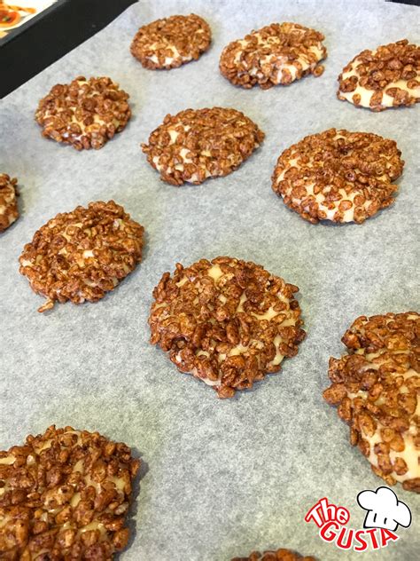 Biscotti con riso soffiato e cioccolato