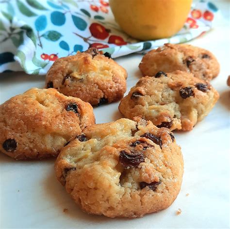 Biscotti con uvetta e mele