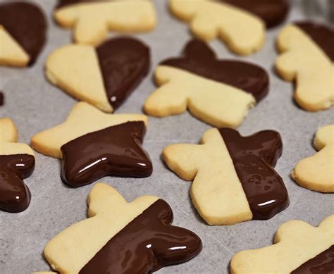 Biscotti decorati con glassa bianca lucida