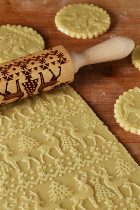 Biscotti decorati con mattarello