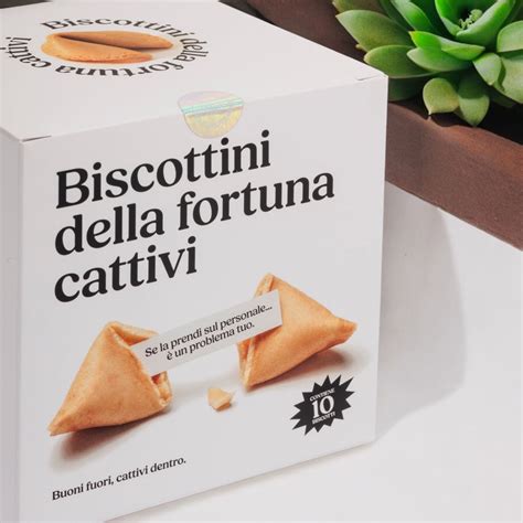 Biscotti della fortuna aperti con messaggi