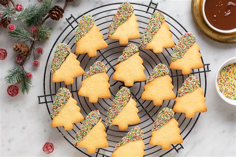 Biscotti di Natale appesi all'albero