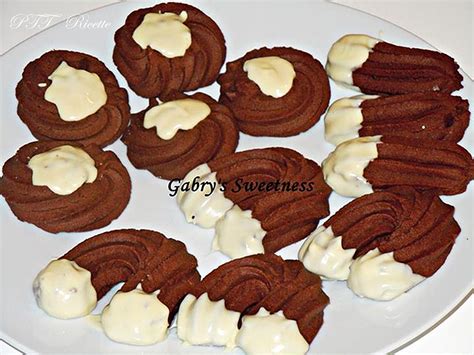 Biscotti di frolla montata al cacao decorati