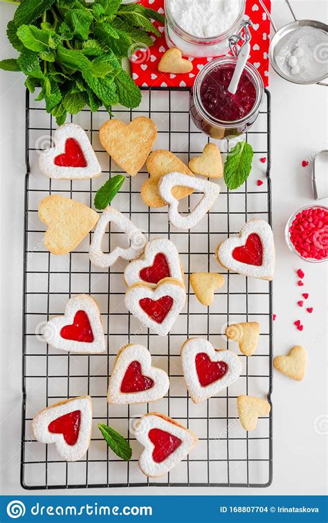 Biscotti fatti in casa su una griglia di raffreddamento