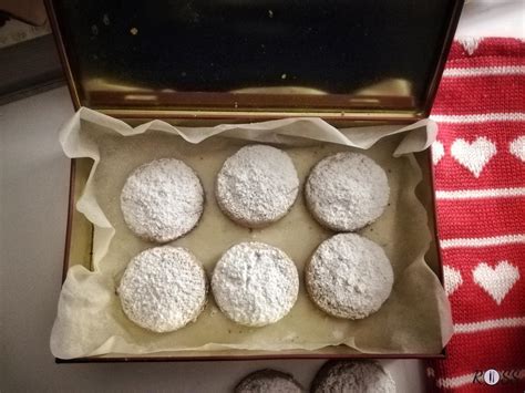 Biscotti morbidi conservati in un contenitore ermetico con carta da forno