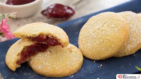 Biscotti ripieni di marmellata