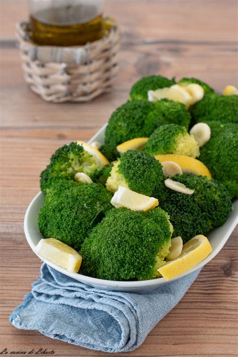 Broccoli bolliti conditi con olio e limone