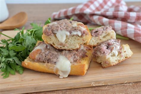 Bruschetta con salsiccia e cipolla caramellata