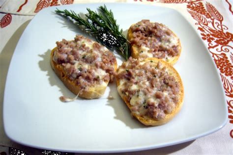Bruschetta con salsiccia e stracchino