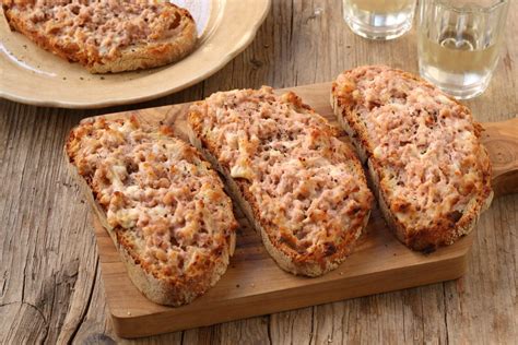 Bruschette con Salsiccia e Stracchino