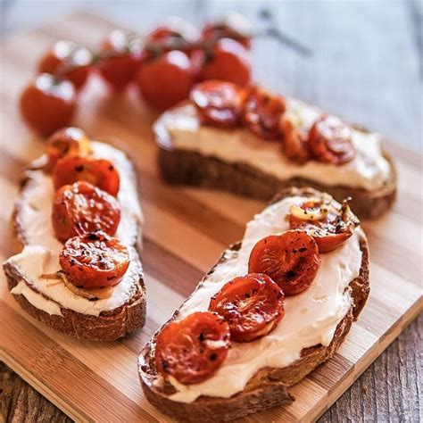 Bruschette con pomodorini arrosto e crescenza