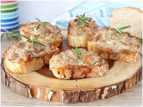 Bruschette salsiccia e stracchino