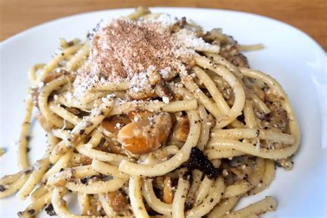 Bucatini con Funghi e Crema di Tartufo Nero