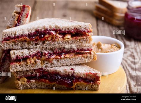 Burro di arachidi e marmellata su pane