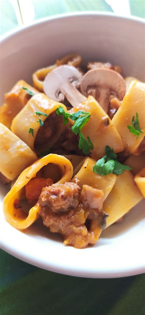 Calamarata con funghi e salsiccia