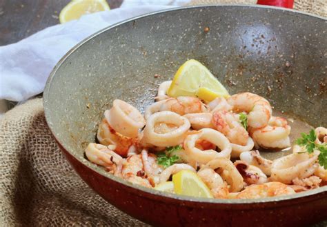 Calamari e gamberi in padella al limone