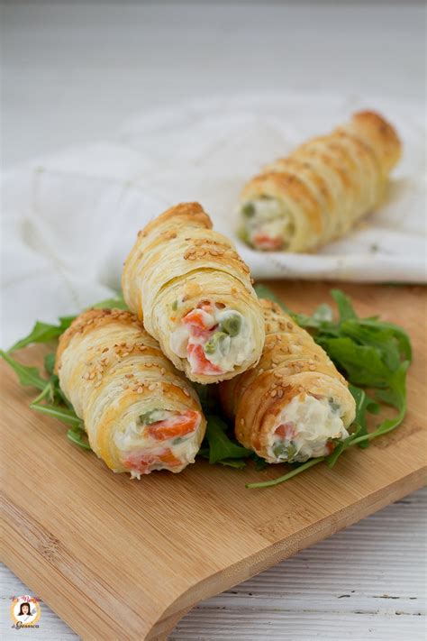 Cannoli di pasta sfoglia ripieni d'insalata russa