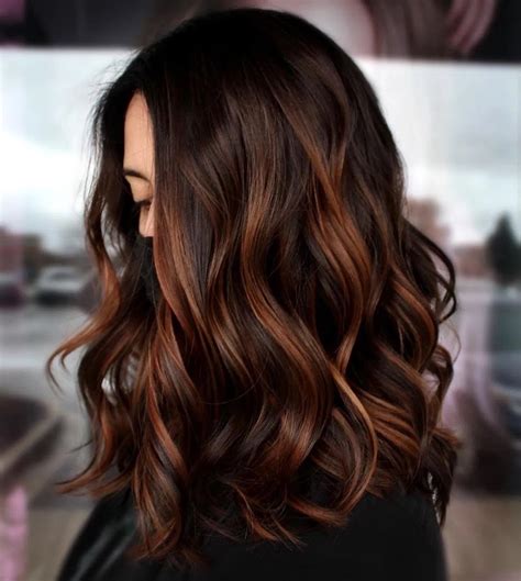 Capelli castani con riflessi cioccolato