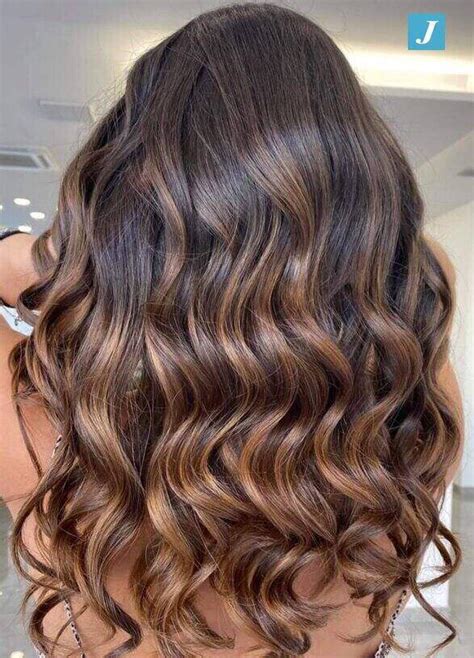 Capelli castano cioccolato con balayage