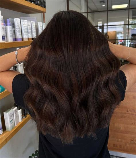 Capelli castano cioccolato fondente